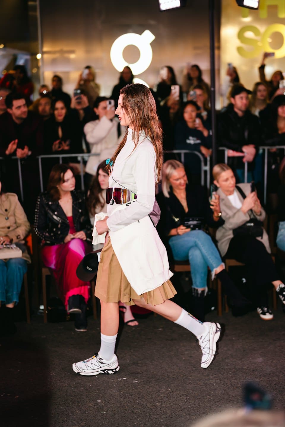 Modelo con ropa urbana vanguardista desfila en pasarela.
