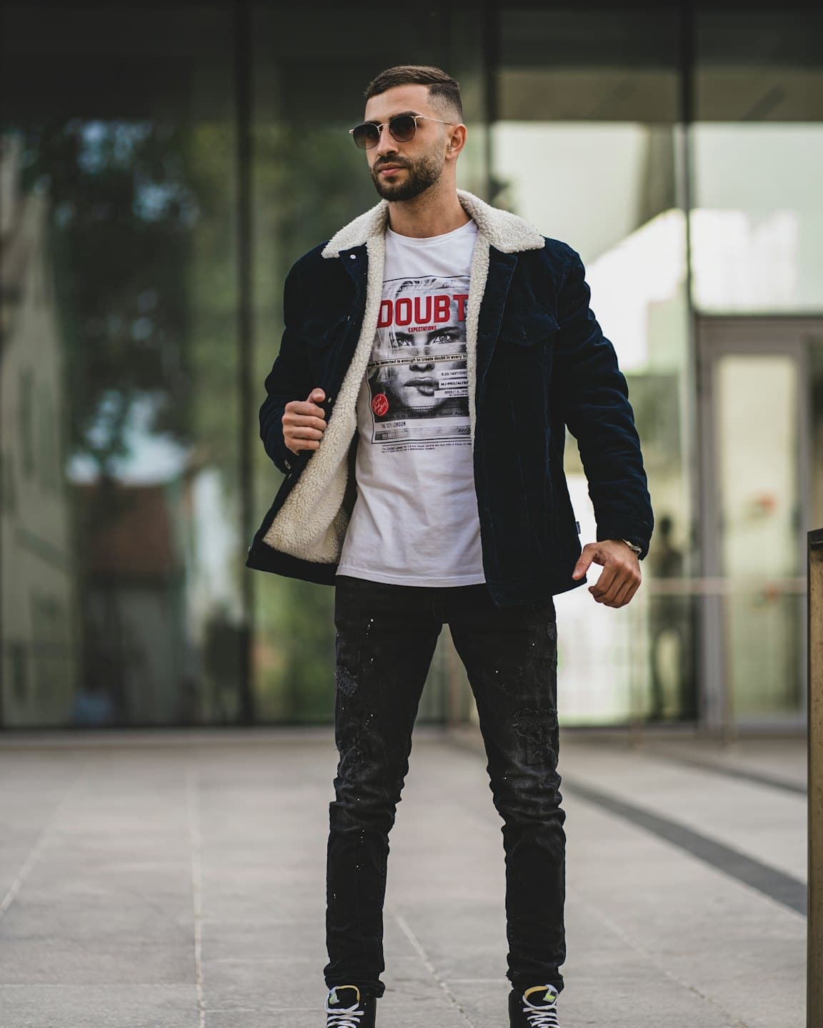 Hombre con chaqueta de pana forrada de borreguito, de pie al aire libre.